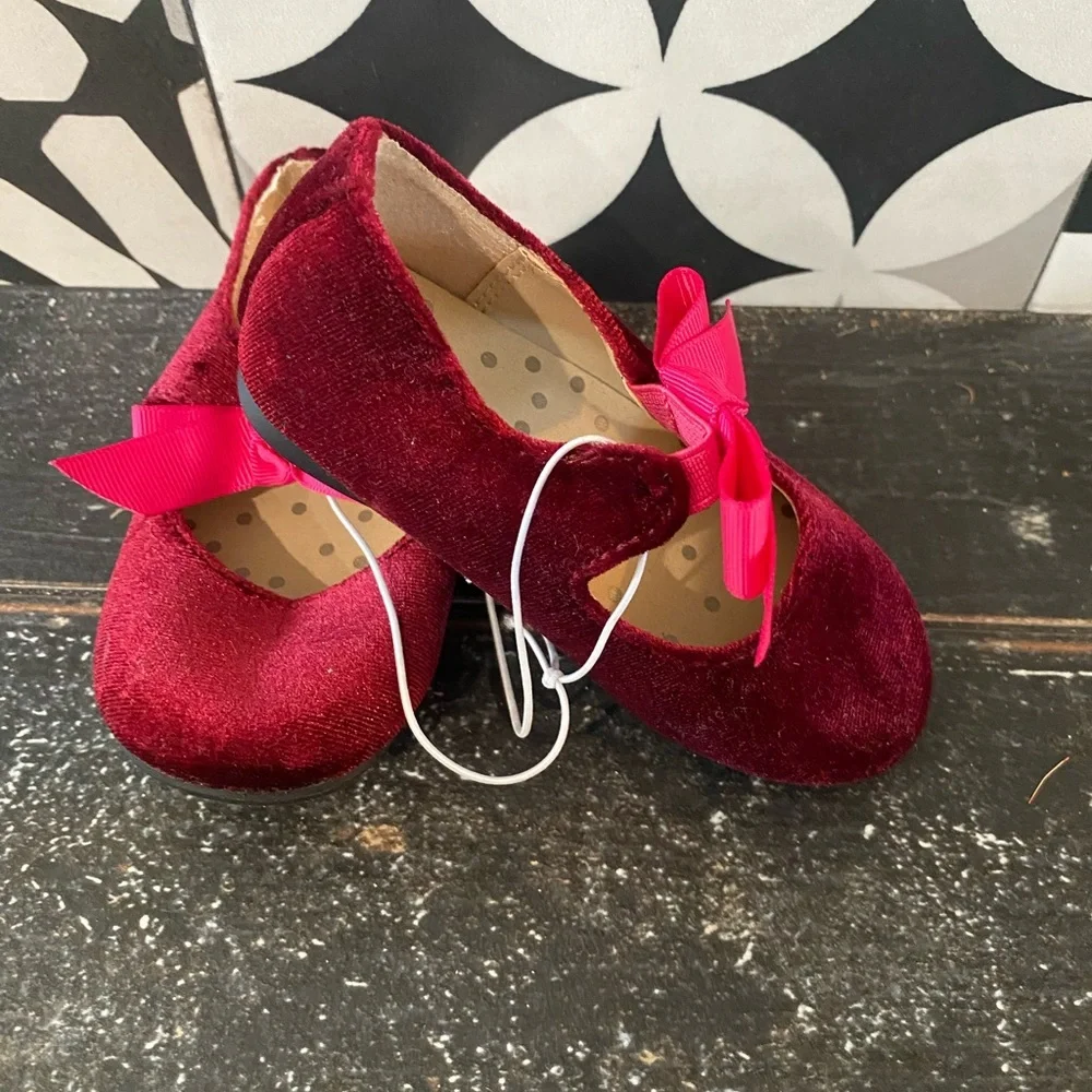 Sweetest little red velvet shoes with fabric bows😍just in time for ❤️day!